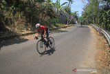 Pebalap memacu sepedanya saat mengikuti kategori Individual Time Trial pada International Tour de Linggarjati 2019 di Mandirancan, Kuningan, Jawa Barat, Jumat (13/9/2019). Ajang balap sepeda yang diikuti peserta dari berbagai negara tersebut mempertandingkan beberapa kategori diantaranya Individual Time Trial (ITT), Individual Road Race (IRR) dan Criterium. ANTARA JABAR/Dedhez Anggara/agr