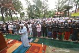 Pegawai Dinas Kehutanan Provinsi Kalsel bersama Santri melaksanakan shalat minta hujan (Istisqa) di halaman Kantor Dinas Kehutanan, Banjarbaru, Kalimantan Selatan, Minggu (15/9/2019).Shalat yang diikuti Pegawai Dinas Kehutanan Provinsi Kalsel, dan Santri ini bertujuan untuk segera diturunkan hujan di wilayah Kalsel yang mana masyarakatnya mulai merasakan dampak Kebakaran hutan dan Lahan (Karhutla).Foto Antaranews Kalsel/Bayu Pratama S.