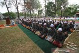 Pegawai Dinas Kehutanan Provinsi Kalsel bersama Santri melaksanakan shalat minta hujan (Istisqa) di halaman Kantor Dinas Kehutanan, Banjarbaru, Kalimantan Selatan, Minggu (15/9/2019).Shalat yang diikuti Pegawai Dinas Kehutanan Provinsi Kalsel, dan Santri ini bertujuan untuk segera diturunkan hujan di wilayah Kalsel yang mana masyarakatnya mulai merasakan dampak Kebakaran hutan dan Lahan (Karhutla).Foto Antaranews Kalsel/Bayu Pratama S.