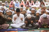 Kepala Dinas Kehutanan Provinsi Kalsel Hanif Faisol Nurofiq (kiri) bersama pegawai Dinas Kehutanan Provinsi Kalsel dan Santri melaksanakan shalat minta hujan (Istisqa) di halaman Kantor Dinas Kehutanan, Banjarbaru, Kalimantan Selatan, Minggu (15/9/2019).Shalat yang diikuti Pegawai Dinas Kehutanan Provinsi Kalsel, dan Santri ini bertujuan untuk segera diturunkan hujan di wilayah Kalsel yang mana masyarakatnya mulai merasakan dampak Kebakaran hutan dan Lahan (Karhutla).Foto Antaranews Kalsel/Bayu Pratama S.