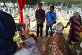 Adrie Subono tak masalahkan warga swafoto di makam Habibie