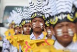 Santri Pondok Pesantren Al Amin asal Kalimatan menggunakan pakaian adat saat Parade Konsulat di Sumenep, Jawa Timur, Minggu (15/9/2019). Kegiatan tahunan tersebut mengetengahkan seni budaya daerah santri yang berasal dari berbagai penjuru tanah air dan negara tetangga. Antara Jatim/Saiful Bahri/zk.