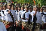 Santri Pesantren Al Amin dengan pakaian adat saat Parade Konsulat di Sumenep, Jawa Timur, Minggu (15/9/2019). Kegiatan tahunan tersebut mengetengahkan seni budaya daerah santri yang berasal dari berbagai penjuru tanah air dan negara tetangga. Antara Jatim/Saiful Bahri/zk.