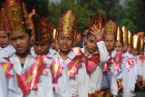 Santri Pondok Pesantren Al Amin mengikuti Parade Konsulat di Sumenep, Jawa Timur, Minggu (15/9/2019). Kegiatan tahunan tersebut mengetengahkan seni budaya daerah santri yang berasal dari berbagai penjuru tanah air dan negara tetangga. Antara Jatim/Saiful Bahri/zk.