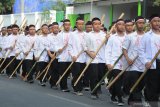 PARADE KONSULAT SANTRI AL AMIN SUMENEP. Santri Pondok Pesantren Al Amin mengikuti Parade Konsulat di Sumenep, Jawa Timur, Minggu (15/9/2019). Kegiatan tahunan tersebut mengetengahkan seni budaya daerah santri yang berasal dari berbagai penjuru tanah air dan negara tetangga. Antara Jatim/Saiful Bahri/zk 