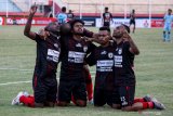 Sejumlah pesepak bola Persipura melakukan selebrasi setelah mencetak gol ke gawang Persela Lamongan pada lanjutan Liga 1 2019 di Stadion Delta Sidoarjo, Jawa Timur, Minggu (15/9/2019). Persipura menang atas Persela Lamongan dengan skor akhir 2-0. Antara Jatim/Umarul Faruq/zk