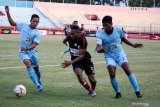 Pesepak bola Persipura Titus Bonai (tengah) mendapat hadangan pesepak bola Persela Lamongan Birrul W (kiri) dan Moch Zaenuri (kanan) pada lanjutan Liga 1 2019 di Stadion Delta Sidoarjo, Jawa Timur, Minggu (15/9/2019). Persipura menang atas Persela Lamongan dengan skor akhir 2-0. Antara Jatim/Umarul Faruq/zk