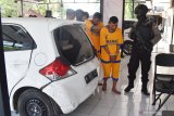 Polisi menggiring dua tersangka pembobol brankas, Lukman (kedua kanan) warga Gresik, Jawa Timur dan Imam (ketiga kanan) warga Lumajang, Jawa Timur, saat rilis pengungkapan kasus pembobolan brankas, di Mapolres Madiun, Jawa Timur,  Senin (16/9/2019). Lukman dan Imam merupakan dua dari lima tersangka pembobol brankas di sejumlah lokasi di Jawa Timur dan Jawa Tengah dengan menggunakan mobil rental, dan di Kabupaten Madiun para tersangka mencuri uang Rp200 juta setelah berhasil membobol brankas di sebuah perusahaan. Antara Jatim/Siswowidodo/zk.