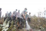 Kapolda Kalsel Irjen Pol Yazid Fanani bersama petugas gabungan TNI-Polri memadamkan kebakaran lahan gambut di kawasan Guntung Damar, Banjarbaru, Kalimantan Selatan, Senin (16/9/2019).Berdasarkan data Badan Nasional Penanggulangan Bencana (BNPB) pada bulan Agustus 2019 jumlah lahan yang terbakar periode Agustus 2019 di Provinsi Kalsel  yang terdampak mencapai 19.490 hektare.Foto Antaranews Kalsel/Bayu Pratama S.