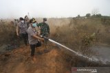 Kapolda Kalsel Irjen Pol Yazid Fanani bersama petugas gabungan TNI-Polri memadamkan kebakaran lahan gambut di kawasan Guntung Damar, Banjarbaru, Kalimantan Selatan, Senin (16/9/2019).Berdasarkan data Badan Nasional Penanggulangan Bencana (BNPB) pada bulan Agustus 2019 jumlah lahan yang terbakar periode Agustus 2019 di Provinsi Kalsel  yang terdampak mencapai 19.490 hektare.Foto Antaranews Kalsel/Bayu Pratama S.