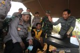 Kapolda Kalsel Irjen Pol Yazid Fanani dan Danrem Korem 101/Antasari Kolonel Inf M Syech Ismed mendengarkan penejelasan Kepala Dinas Kehutanan Hanif Faisol Nurofiq terkait penanganan Karhutla di kawasan Guntung Damar, Banjarbaru, Kalimantan Selatan, Senin (16/9/2019).Berdasarkan data Badan Nasional Penanggulangan Bencana (BNPB) pada bulan Agustus 2019 jumlah lahan yang terbakar periode Agustus 2019 di Provinsi Kalsel  yang terdampak mencapai 19.490 hektare.Foto Antaranews Kalsel/Bayu Pratama S.