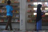 Pengunjung memilih buku dalam Pameran Buku Islam di Aula Skodam, Malang, Jawa Timur, Senin (16/9/2019). Pameran buku yang diadakan selama 14 hari tersebut digelar untuk memperingati  bulan Muharram yang merupakan salah satu bulan suci bagi umat Islam. Antara Jatim/Ari Bowo Sucipto/zk.