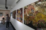 Pengunjung mengamati lukisan yang dipajang pada pameran bertema Rekonsiliasi di Galeri Prabangkara, Taman Budaya Jawa Timur, Surabaya, JawaTimur, Senin (16/9/2019). Pameran yang menampilkan 70 lukisan karya penggiat seni dan budaya yang tergabung dalam Komunitas Adhicipta Art itu berlangsung sampai 20 September 2019. Antara Jatim/Didik Suahrtono/ZK