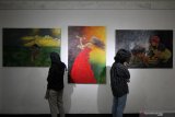 Pengunjung mengamati lukisan yang dipajang pada pameran bertema Rekonsiliasi di Galeri Prabangkara, Taman Budaya Jawa Timur, Surabaya, JawaTimur, Senin (16/9/2019). Pameran yang menampilkan 70 lukisan karya penggiat seni dan budaya yang tergabung dalam Komunitas Adhicipta Art itu berlangsung sampai 20 September 2019. Antara Jatim/Didik Suahrtono/ZK