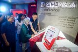 Rektor Institut Teknologi Bandung (ITB) Kadarsah Suryadi (kiri) bersama Direktur Consumer Banking CIMB Niaga Lani Darmawan (kedua kiri) menyaksikan mahasiswa yang mendaftar sebagai nasabah saat peluncuran digital lounge di Kampus ITB, Bandung, Jawa Barat, Senin (16/9/2019). Bank CIMB Niaga bekerjasama dengan Kampus ITB untuk menghadirkan 