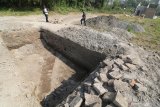 Jurnalis mengambil gambar struktur bangunan kuno yang baru saja ditemukan di area proyek perumahan di Desa Nambaan, Kediri, Jawa Timur, Senin (16/9/2019). Struktur bangunan kuno dengan lebar 60 centimeter tersebut ditemukan pekerja pada kedalaman dua meter saat akan membangun tempat pembuangan / septic tank. Antara Jatim/Prasetia Fauzani/zk.