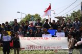 Warga yang tergabung dalam Solidaritas Koalisi Anti Korupsi (SKAK) melakukan aksi di depan DPRD Jember, Jawa Timur, Senin (16/9/2019). Dalam aksinya mereka menolak pelemahan lembaga KPK, dan revisi Undang-Undang KPK. Antara Jatim/Wahyu/sen/zk.