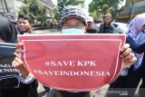 Warga yang tergabung dalam Solidaritas Koalisi Anti Korupsi (SKAK) melakukan aksi di depan DPRD Jember, Jawa Timur, Senin (16/9/2019). Dalam aksinya mereka menolak pelemahan lembaga KPK, dan revisi Undang-Undang KPK. Antara Jatim/Wahyu/sen/zk.