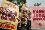 Massa yang tergabung dalam Aliansi Ruang Riung Bandung melakukan aksi unjuk rasa di depan Gedung DPRD Provinsi Jawa Barat, Bandung, Jawa Barat, Senin (16/9/2019). Aksi tersebut dilakukan sebagai bentuk penolakan terhadap pasal yang dianggap bermasalah pada RUU-PKS dan penolakan rencana pengesahaan RKUHP yang masih dianggap rancu terkait agama, pancasila dan kesusilaan. ANTARA FOTO/Novrian Arbi/agr