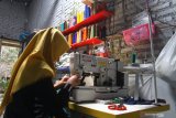 Pekerja menyelesaikan pembuatan kaos di sebuah industri konveksi rumahan di Lesanpuro, Malang, Jawa Timur, Selasa (17/9/2019). Pengusaha konveksi setempat mengeluhkan naiknya ongkos produksi sebesar 15 persen akibat melonjaknya harga bahan baku tekstil berupa kain kapas dan benang sehingga mereka terpaksa menaikkan harga jual kaos dari kisaran Rp80.000 menjadi 90 ribu rupiah per lembar agar tidak mengalami kerugian. Antara Jatim/Ari Bowo Sucipto/zk
