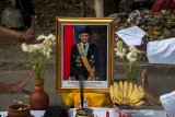 Seniman yang tergabung dalam Aliansi Seniman Rudet Bandung (Aset Bandung) melakukan aksi kesenian kolaborasi memperingati tujuh hari wafat Almarhum BJ Habibie di Bandung, Jawa Barat, Selasa (17/9/2019). Seni tari, pantomim hingga puisi ditampilkan selama tujuh jam tanpa henti untuk mengenang jasa, karya hingga memaknai pemikiran Almarhum Presiden ke-3 RI BJ Habibie untuk kemajuan Indonesia. ANTARA FOTO/Novrian Arbi/agr