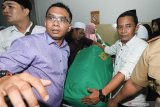 Keluarga serta petugas mendorong kereta jenazah mantan Bupati Bangkalan yang juga Warga Binaan Lapas Kelas I Surabaya Fuad Amin Imron menuju mobil jenazah di Graha Amerta RSUD Dr Soetomo Surabaya, Jawa Timur, Senin (16/9/2019). Terpidana kasus korupsi dan tindak pidana pencucian uang (TPPU) tersebut meninggal setelah tiga hari dirawat di rumah sakit karena sakit. Antara Jatim/Didik Suhartono/ZK