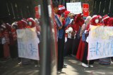 Mahasiswa yang tergabung dalam Kesatuan Aksi Mahasiswa Muslim Indonesia (KAMMI) membawa poster saat berunjukrasa di depan Gedung DPRD, Malang, Jawa Timur, Selasa (17/9/2019). Dalam aksinya mereka menolak pengesahan RUU Penghapusan Kekerasan Seksual (PK-S) karena dinilai justru mempersubur prostitusi serta melanggar norma agama dan merendahkan moralitas bangsa. Antara Jatim/Ari Bowo Sucipto/zk