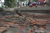 Tim Balai Pelestarian Cagar Budaya (BPCB) Jatim melakukan ekskavasi tahap pertama situs petirtaan di dasar sendang Dusun Sumberbeji, Desa Kesamben, Kecamatan Ngoro, Jombang, Jawa Timur, Selasa (17/9/2019). Ekskavasi situs petirtaan di Sumberbeji tahap pertama hingga hari ke 9 Balai Pelestarian Cagar Dan Budaya (BPCB) Jawa Timur, menemukan 4 arca jaladwara dan satu arca kepala garuda. Proses penggalian ini akan diperpanjang menjadi 13 hari dari rencana awal 10 hari terhitung mulai tanggal 9 September 2019 karena permintaan pihak desa untuk lebih mengetahui luasan atau diagram bentuk bangunan secara keseluruhan petirtaan tersebut agar bisa dijadikan objek wisata. Antara Jatim/Syaiful Arif/zk