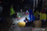 Warga masyarakat Kampung Empas Kecamatan Melak, Kabupaten Kutai Barat selama empat malam terakhir secara sukarela turut berjibaku dengan Tim Terpadu Karhutla berjaga dan ikut bantu memadamkan kebakaran hutan dan lahan didaerah itu yang kini dilaporkan setidaknya 50 hektare lahan perkebunan mereka ikut terbakar. Warga masyarakat Kampung Empas Kecamatan Melak, Kabupaten Kutai Barat selama empat malam terakhir secara sukarela turut berjibaku dengan Tim Terpadu Karhutla berjaga dan ikut bantu memadamkan kebakaran hutan dan lahan didaerah itu yang kini dilaporkan setidaknya 50 hektare lahan perkebunan mereka ikut terbakar.

Tidak hanya itu ibu-ibu yang ikut menjaga juga memberikan makanan dan minuman berupa singkong rebus, air mineral, teh dan kopi sehingga di sela penat dan panasnya menghadapi api ada kelegahan tersendiri yang di rasakan para petugas.
