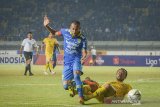 Pesepakbola Persib Bandung Supardi Nasir (kiri) berbenturan dengan pesepakbola Semen Padang FC Yu Hyunkoo (kanan) saat menjalani laga lanjutan Liga 1 di Stadion Si Jalak Harupat, Kabupaten Bandung, Jawa Barat, Rabu (18/9/2019). Pertandingan tersebut berakhir imbang dengan skor 1-1. ANTARA FOTO/Raisan Al Farisi/agr