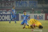 Ekspresi kekecewaan dari pesepakbola Persib Bandung Beckham Putra Nugraha (tengah) usai bertanding melawan tim Semen Padang FC pada laga lanjutan Liga 1 di Stadion Si Jalak Harupat, Kabupaten Bandung, Jawa Barat, Rabu (18/9/2019). Pertandingan tersebut berakhir imbang dengan skor 1-1. ANTARA FOTO/Raisan Al Farisi/agr