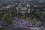 Foto udara umat muslim menunaikan shalat Istisqa di Alun-alun Ciamis, Kabupaten Ciamis, Jawa Barat, Rabu (18/9/2019). Shalat Istisqa bertujuan memohon diturunkannya hujan, karena sebanyak 20 Kota dan Kabupaten di wilayah Jabar mengalami kemarau panjang dengan total luas lahan yang terdampak kekeringan seluas 20.621,57 hektare. ANTARA FOTO/Adeng Bustomi/agr
