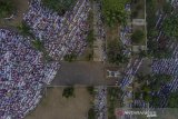 SALAT MINTA HUJAN. Foto diudara umat muslim melaksanakan salat minta hujan (Istisqa) di Alun-alun Ciamis, Kabupaten Ciamis, Jawa Barat, Rabu (18/9/2019). Salat Istisqa bertujuan memohon diturunkannya hujan, karena sebanyak 20 Kota dan Kabupaten di Wilayah Jabar mengalami kemarau panjang dengan total luas lahan yang terdampak kekeringan seluas 20.621,57 hektare sedangkan sebanyak 166.957 kepala keluarga terdampak. ANTARA FOTO/Adeng Bustomi/ANTARA FOTO/ADENG BUSTOMI (ANTARA FOTO/ADENG BUSTOMI)