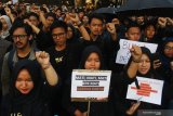 Pengunjuk rasa yang tergabung dalam Aliansi Masyarakat Peduli HAM membawa poster saat Aksi Kamisan di depan Brikan alaikota Malang, Jawa Timur, Kamis (19/9/2019). Dalam pernyataan sikapnya, mereka meminta pemerintah lebih tegas dalam menuntaskan kasus pelanggaran HAM, menolak Revisi Kitab Undang-undang Hukum Pidana (RUU KUHP) serta memberikan perlindungan bagi perempuan dengan mengesahkan Revisi Undang-undang Penghapusan Kekerasan Seksual (RUU PKS). Antara Jatim/Ari Bowo Sucipto/zk.