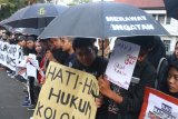 Pengunjuk rasa yang tergabung dalam Aliansi Masyarakat Peduli HAM membawa poster saat Aksi Kamisan di depan Brikan alaikota Malang, Jawa Timur, Kamis (19/9/2019). Dalam pernyataan sikapnya, mereka meminta pemerintah lebih tegas dalam menuntaskan kasus pelanggaran HAM, menolak Revisi Kitab Undang-undang Hukum Pidana (RUU KUHP) serta memberikan perlindungan bagi perempuan dengan mengesahkan Revisi Undang-undang Penghapusan Kekerasan Seksual (RUU PKS). Antara Jatim/Ari Bowo Sucipto/zk.