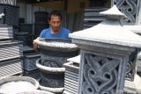 Pekerja memproduksi ornamen dekorasi rumah dari beton di Karangbesuki, Malang, Jawa Timur, Kamis (19/9/2019). Pengusaha ornamen beton setempat mengaku sejak sebulan terakhir penjualannya mengalami stagnasi  dan cenderung turun akibat lesunya bisnis properti. Antara Jatim/Ari Bowo Sucipto/zk.