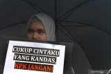 Pengunjuk rasa yang tergabung dalam aliansi Masyarakat Anti Korupsi (AMAK) membawa poster saat berunjuk rasa menolak pengesahan Revisi Undang-undang  (RUU) Komisi Pemberantasan Korupsi (KPK) di depan Gedung DPRD, Malang, Jawa Timur, Rabu (18/9/2019). Dalam aksinya, mereka juga menyatakan mosi tidak percaya terhadap DPR dan Pemerintah karena dinilai telah melakukan pembungkaman terhadap upaya pemberantasan korupsi. Antara Jatim/Ari Bowo Sucipto/zk.