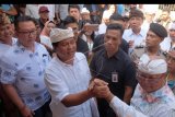 Mantan Wakil Gubernur Bali I Ketut Sudikerta (ketiga kiri) yang menjadi terdakwa kasus dugaan penipuan, penggelapan dan pemalsuan dokumen jual beli tanah senilai Rp149 miliar, menyapa para pendukungnya seusai menjalani sidang di Pengadilan Negeri Denpasar, Bali, Kamis (19/9/2019). Jaksa penuntut umum menolak ekspesi terdakwa dan memohon kepada hakim tetap melanjutkan persidangan. ANTARA FOTO/Nyoman Hendra Wibowo/nym