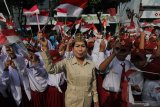 Pelajar menyaksikan teatrikal peristiwa perobekan bendera Belanda di Hotel Majapahit (dulu Hotel Yamato) di Jalan Tunjungan, Surabaya, Jawa Timur, Kamis (19/9/2019). Kegiatan tersebut untuk memperingati peristiwa perobekan bendera Belanda menjadi Merah Putih pada 19 September 1945. Antara Jatim/Didik Suhartono/ZK