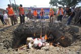 Kepala Balai Besar Karantina Pertanian (BBKP) Surabaya M Musyaffak Fauzi (keempat kanan) bersama tamu undangan lainnya memusnahkan komoditas pertanian tanpa dilengkapi dokumen di Surabaya, Jawa Timur, Kamis (19/9/2019). BBKP Surabaya memusnahkan komoditas pertanian tanpa dokumen diantaranya 11,4 Kg benih tanaman hias, 2,9 Kg benih sayuran, 66 Kg kayu olahan serta 2,4 Kg biji kopi yang dikirim melalui pos dari berbagai negara yakni Amerika Serikat, Australia, Brunei Darussalam, Laos, Malaysia, Jerman, Jepang, Hongkong, Singapura, China, Ukraina, Lithuania, India, Polandia, dan Republik Ceko. Antara Jatim/Moch Asim/zk.