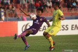 Pesepak bola Persik Kediri Moh Edo Febriansyah (kiri) menghalau bola dibayang-bayangi pesepak bola Persiba Balipapan AA Ngurah Wahyu Trisnajaya (kanan) pada kompetisi Liga 2 Indonesia di Stadion Brawijaya, Kota Kediri, Jawa Timur, Kamis (19/9/2019). Persik Kediri berada di puncak klasemen sementara usai mengalahkan Persiba Balikpapan dengan skor akhir 2-0. Antara Jatim/Prasetia Fauzani/zk.