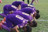 Sejumlah pesepak bola Persik Kediri melakukan sujud syukur usai menjebol gawang Persiba Balikpapa pada kompetisi Liga 2 Indonesia di Stadion Brawijaya, Kota Kediri, Jawa Timur, Kamis (19/9/2019). Persik Kediri berada di puncak klasemen sementara usai mengalahkan Persiba Balikpapan dengan skor akhir 2-0. Antara Jatim/Prasetia Fauzani/zk.