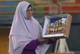 Pemateri memperlihatkan hantaran pernikahan dengan bahan baku uang kertas palsu di Kota Kediri, Jawa Timur, Kamis (19/9/2019). Pelatihan pembuatan hantaran pernikahan yang diselenggarakan pemerintah daerah setempat dan didukung Bank Indonesia tersebut bertujuan mendorong masyarakat berwirausaha sekaligus sosialisasi larangan merusak uang kertas. Antara Jatim/Prasetia Fauzani/zk.