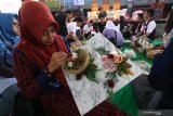 Peserta mengikuti pelatihan pembuatan hantaran pernikahan dengan bahan baku uang kertas palsu di Kota Kediri, Jawa Timur, Kamis (19/9/2019). Kegiatan yang diselenggarakan pemerintah daerah setempat dan didukung Bank Indonesia tersebut bertujuan mendorong masyarakat berwirausaha sekaligus sosialisasi larangan merusak uang kertas sebagai bahan baku pembuatan hantaran pernikahan. Antara Jatim/Prasetia Fauzani/zk.