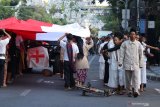 Warga menyaksikan teatrikal peristiwa perobekan bendera Belanda di Hotel Majapahit (dulu Hotel Yamato) di Jalan Tunjungan, Surabaya, Jawa Timur, Kamis (19/9/2019). Kegiatan tersebut untuk memperingati peristiwa perobekan bendera Belanda menjadi Merah Putih pada 19 September 1945. Antara Jatim/Didik Suhartono/ZK