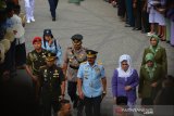 Panglima TNI Marsekal Hadi Tjahjanto (tengah), ditemani Ketua Umum Dharma Pertiwi Nanny Hadi Tjahjanto (dua kanan) tiba di Pesantren Tebuireng Jombang, Jawa Timur, Rabu (18/9/2019). Ziarah ke makam Presiden RI Soekarno di Blitar dan Presiden ke-4 RI Abdurrahman Wahid tersebut untuk memperingati HUT TNI Ke-74 tahun 2019. Antara Jatim/Syaiful Arif/zk.