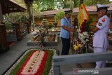 Panglima TNI Marsekal Hadi Tjahjanto (kiri) ziarah ke makam Presiden ke-4 RI Abdurrahman Wahid atau Gus Dur di Jombang, Jawa Timur, Rabu (18/9/2019). Ziarah ke makam Presiden RI Soekarno di Blitar dan Presiden ke-4 RI Abdurrahman Wahid tersebut untuk memperingati HUT TNI Ke-74 tahun 2019. Antara Jatim/Syaiful Arif/zk.