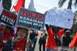 Buruh yang tergabung dalam Solidaritas Perjuangan Buruh Indonesia (SPBI) menggelar aksi unjukrasa di depan gedung DPRD Jombang, Jawa Timur, Rabu (18/9/2019). Dalam aksinya mereka menolak revisi Undang-undang 13 tahun 2003 tentang ketenagakerjaan serta menolak kenaikan iuran BPJS karena dianggap tidak memihak kaum buruh. Antara Jatim/Syaiful Arif/zk.