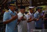 Panglima TNI Marsekal Hadi Tjahjanto (kiri), Wakil Pengasuh Pesantren Tebuireng, KH. Abdul Hakim Mahfudz (dua kiri) memanjatkan doa saat ziarah ke makam Presiden ke-4 RI Abdurrahman Wahid atau Gus Dur di Jombang, Jawa Timur, Rabu (18/9/2019). Ziarah ke makam Presiden RI Soekarno di Blitar dan Presiden ke-4 RI Abdurrahman Wahid tersebut untuk memperingati HUT TNI Ke-74 tahun 2019. Antara Jatim/Syaiful Arif/zk.