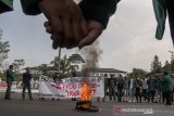 Mahasiswa Universitas Pasundan melakukan aksi unjuk rasa evaluasi setahun pemerintahan Ridwan Kamil di depan Gedung Sate, Bandung, Jawa Barat, Kamis (19/9/2019). Aksi tersebut sebagai bentuk ketidakpuasan serta evaluasi akan janji dan program Ridwan Kamil dan Uu Ruzhanul Ulumu selama setahun memimpin pemerintahan Provinsi Jawa Barat yang dianggap hanya menampilkan pencitraan. ANTARA FOTO/Novrian Arbi/agr